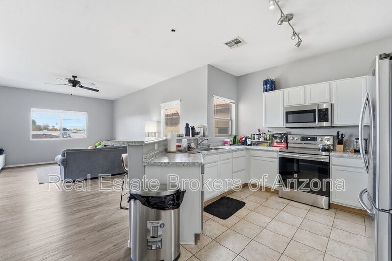 Bright 3-Bed Townhouse in Quiet Gated Community Near ASU property image