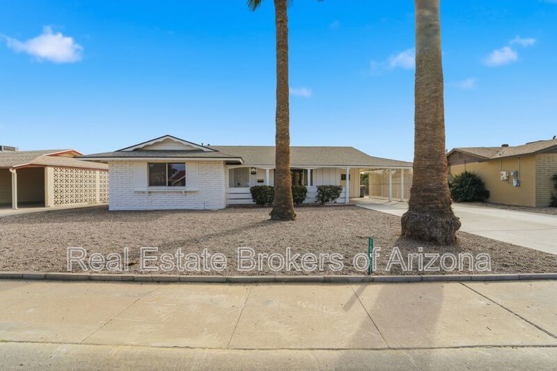 Comfortable 2-Bed Sun City Retreat with Vinyl Flooring & Fresh Paint property image