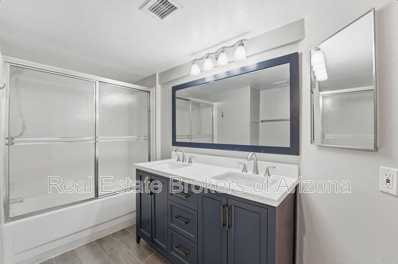 Central Phoenix Gem! Private Patio, Gated, Pool + Underground Parking property image