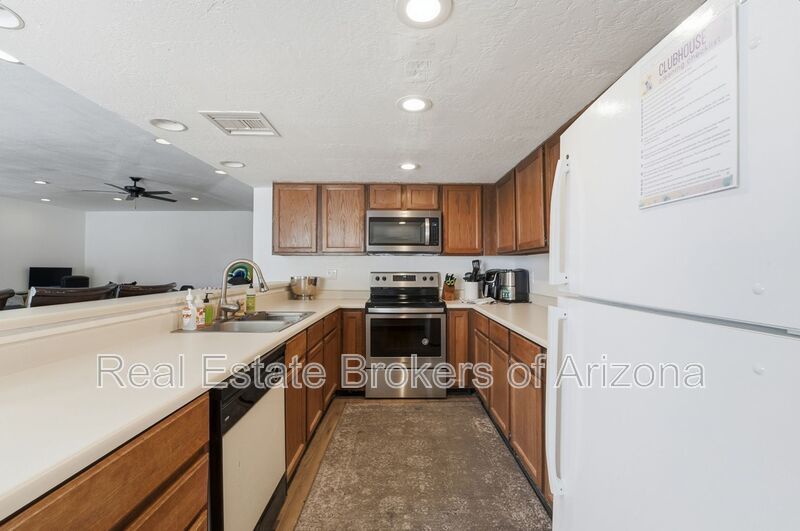 Central Phoenix Gem! Private Patio, Gated, Pool + Underground Parking property image