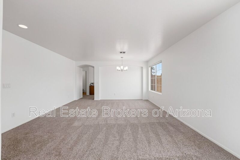 Freshly Updated 4 Bed | New Carpet, New Appliances & Open Layout property image