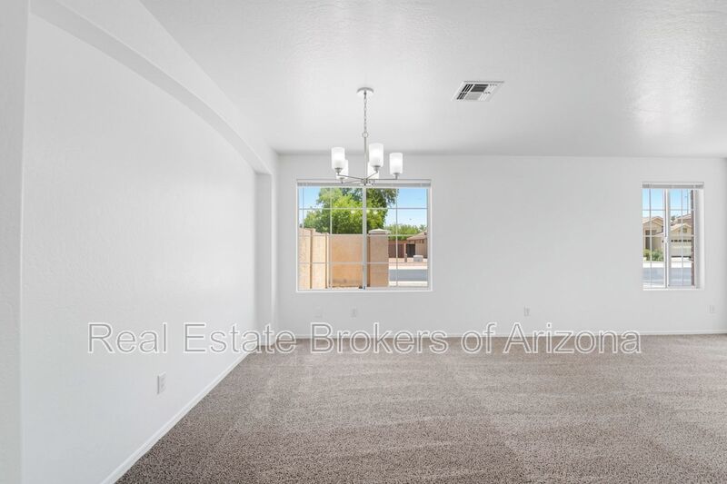 Freshly Updated 4 Bed | New Carpet, New Appliances & Open Layout property image