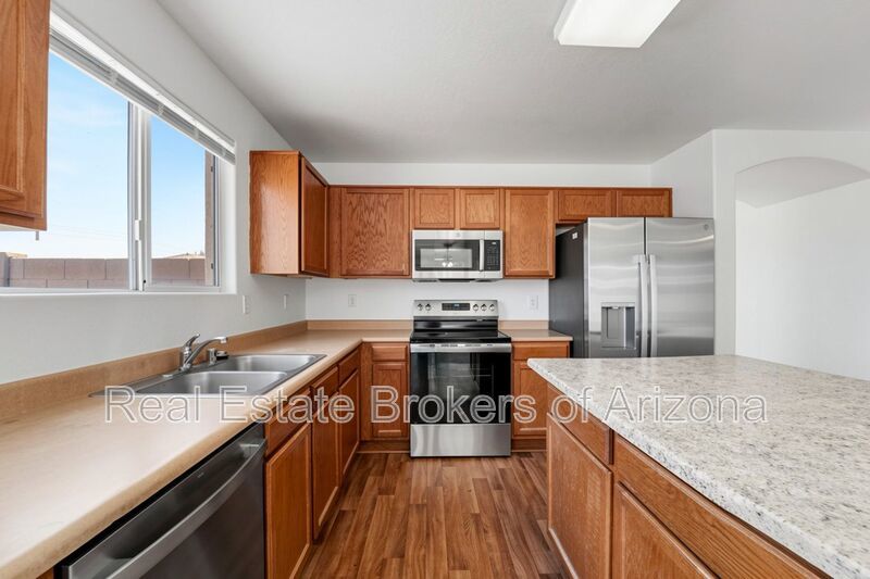 Freshly Updated 4 Bed | New Carpet, New Appliances & Open Layout property image