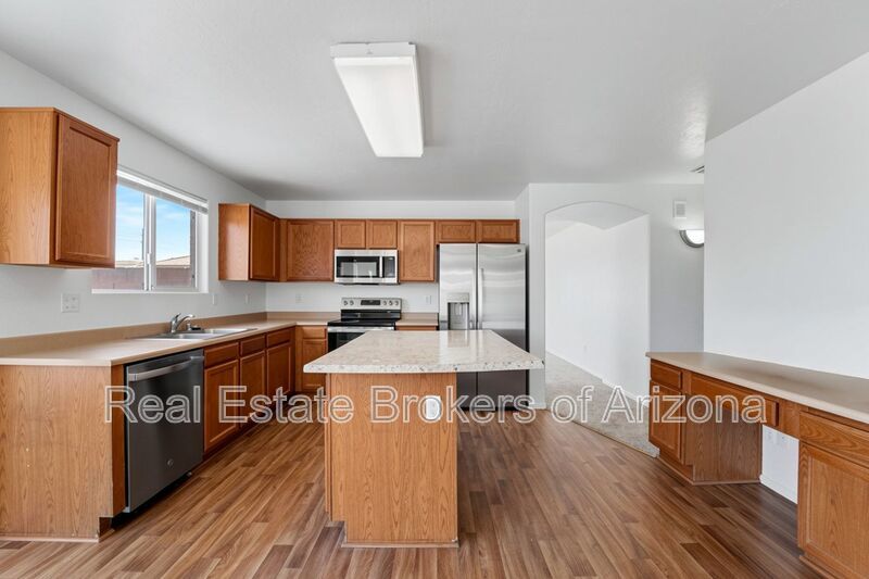Freshly Updated 4 Bed | New Carpet, New Appliances & Open Layout property image