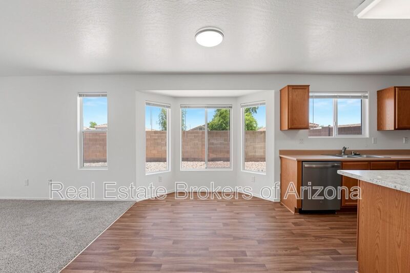 Freshly Updated 4 Bed | New Carpet, New Appliances & Open Layout property image