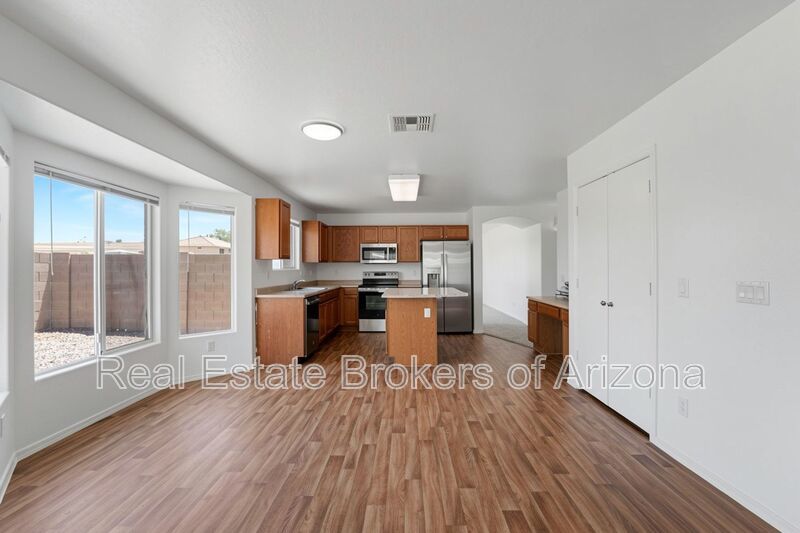 Freshly Updated 4 Bed | New Carpet, New Appliances & Open Layout property image