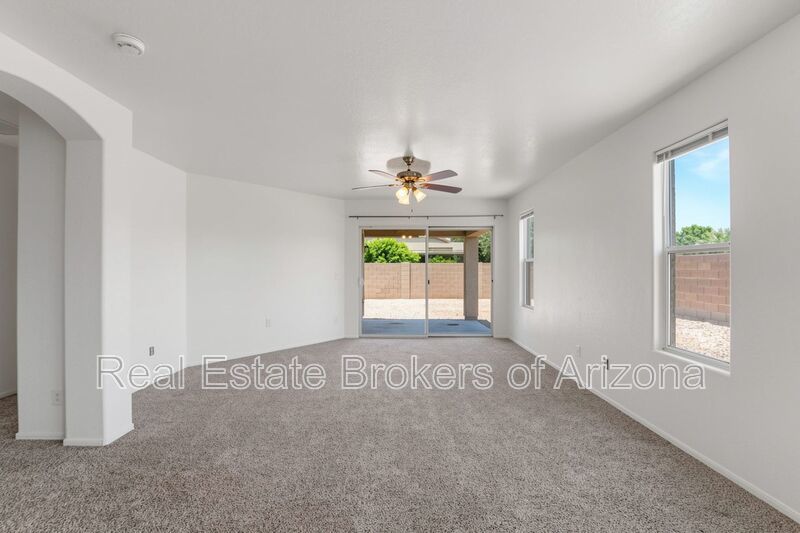 Freshly Updated 4 Bed | New Carpet, New Appliances & Open Layout property image