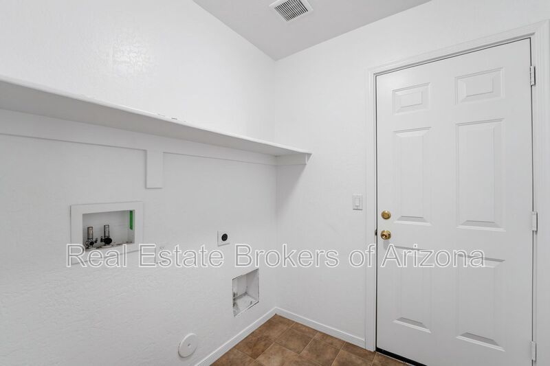 Freshly Updated 4 Bed | New Carpet, New Appliances & Open Layout property image