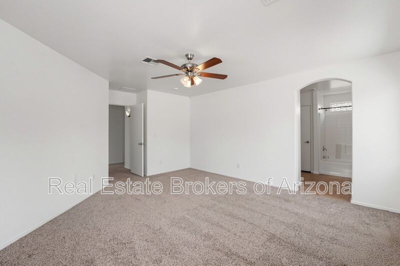 Freshly Updated 4 Bed | New Carpet, New Appliances & Open Layout property image