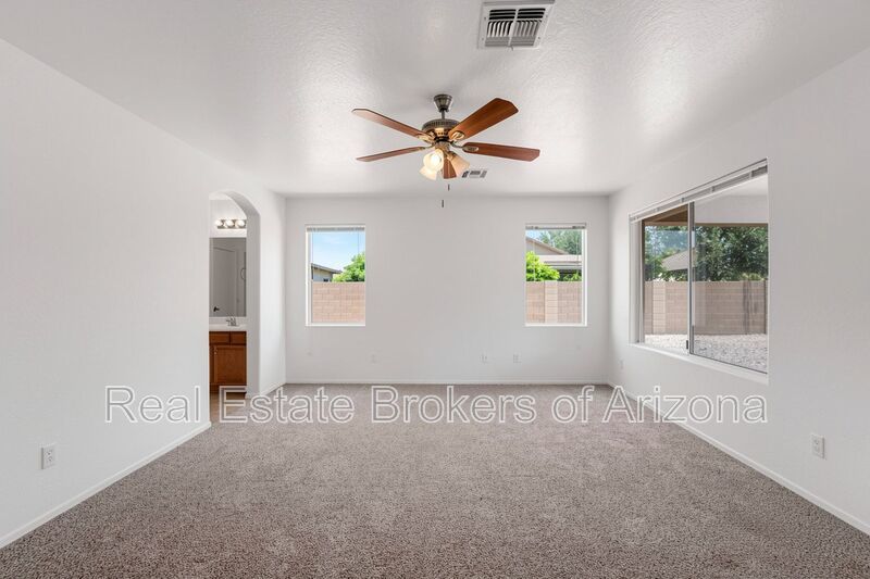 Freshly Updated 4 Bed | New Carpet, New Appliances & Open Layout property image