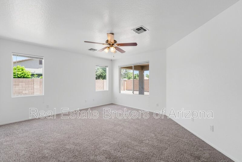 Freshly Updated 4 Bed | New Carpet, New Appliances & Open Layout property image