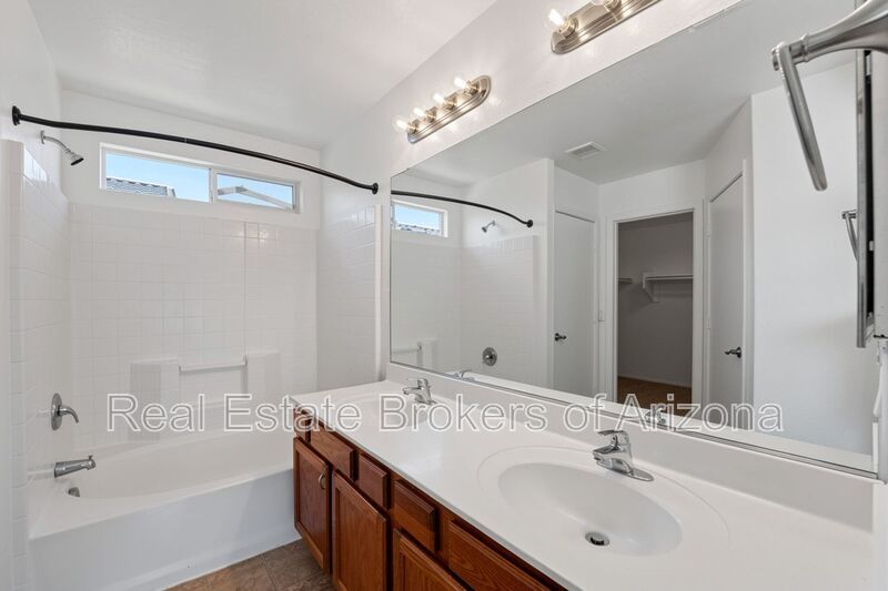 Freshly Updated 4 Bed | New Carpet, New Appliances & Open Layout property image