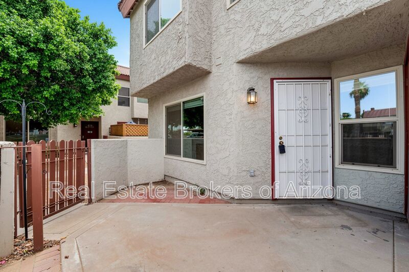 Stylish Dobson Glen Townhome | Updated Kitchen, Loft & Pool Access property image