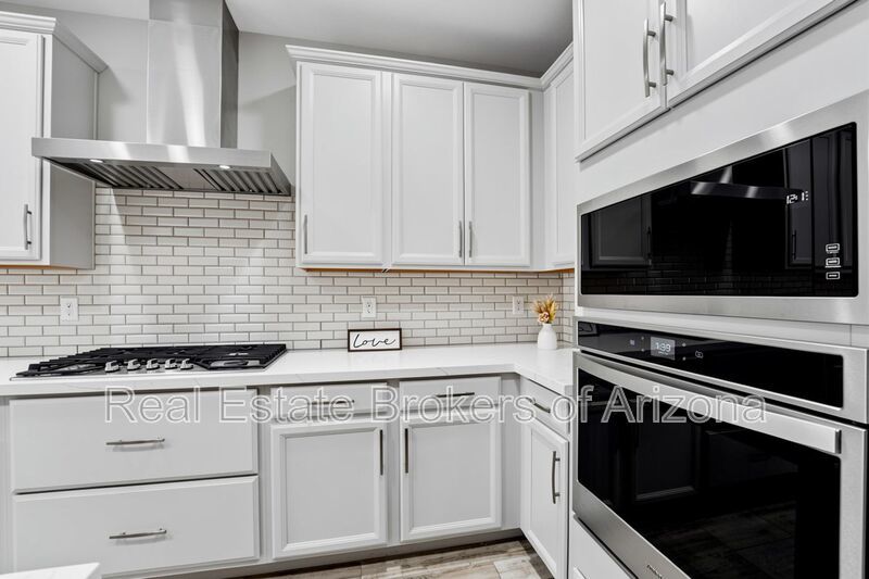 Luxury Kitchen + 3 Bed & Den/Office in Azure Canyon | Quartz, Gas Cooktop & More property image