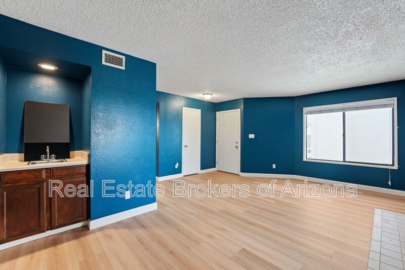 Spacious Mesa Townhome with Updated Kitchen & Utilities Included! property image