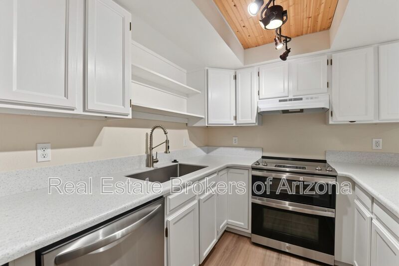 Spacious Mesa Townhome with Updated Kitchen & Utilities Included! property image
