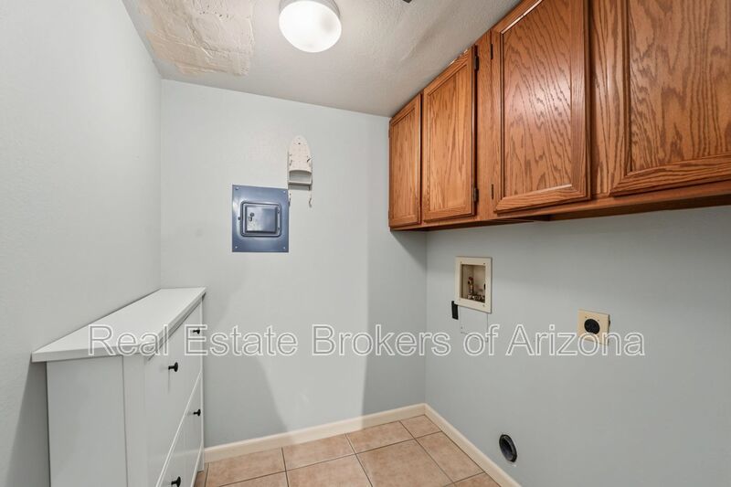 Spacious Mesa Townhome with Updated Kitchen & Utilities Included! property image