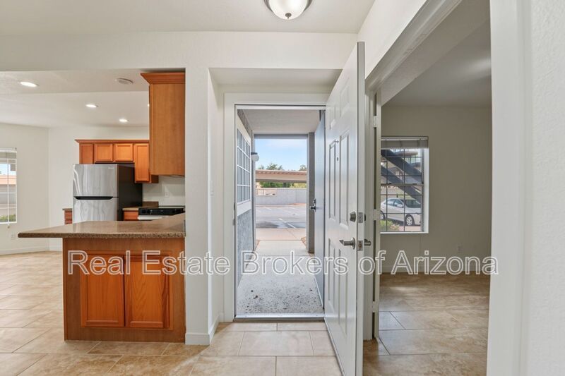 Beautifully Remodeled 3 Bed/2 Bath Condo in Lush Crestview Chateaux – Chandler property image