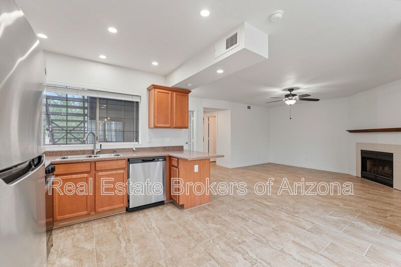 Beautifully Remodeled 3 Bed/2 Bath Condo in Lush Crestview Chateaux – Chandler property image