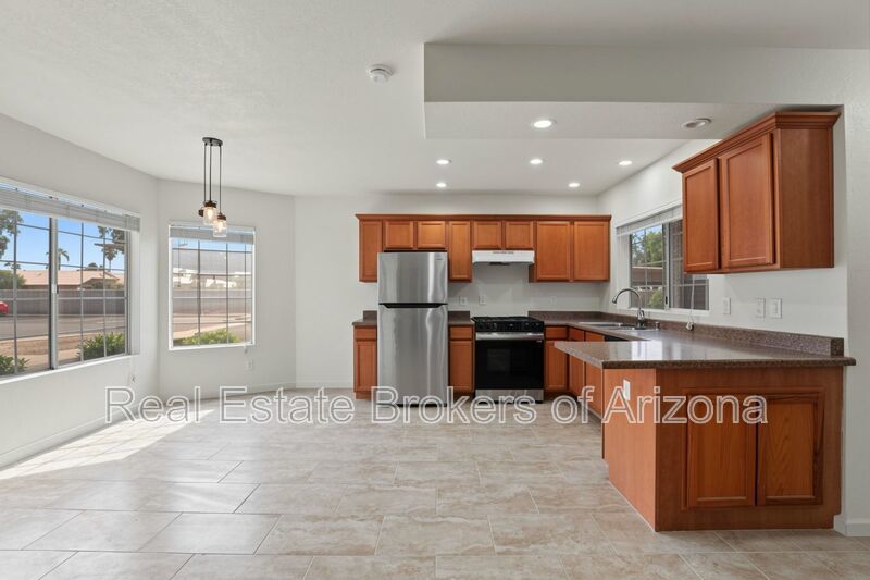 Beautifully Remodeled 3 Bed/2 Bath Condo in Lush Crestview Chateaux – Chandler property image