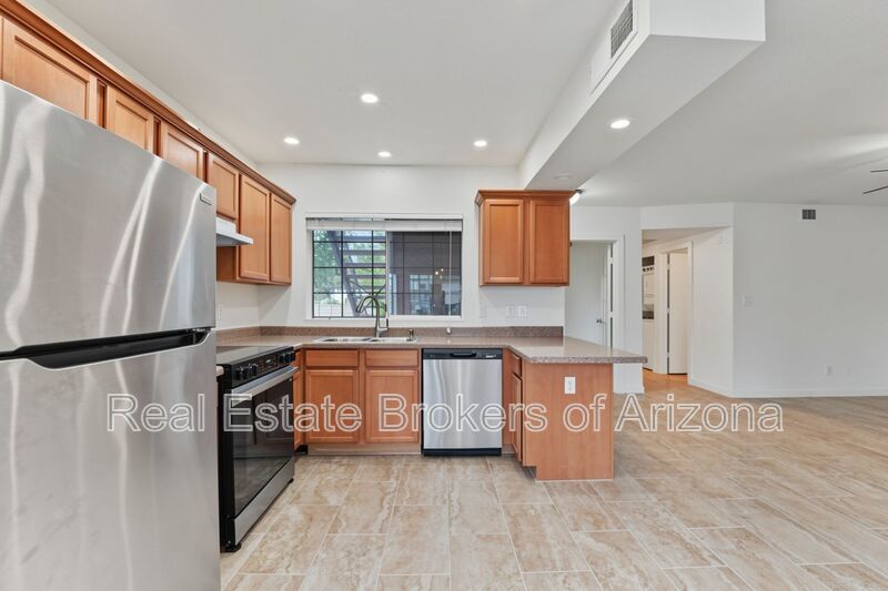 Beautifully Remodeled 3 Bed/2 Bath Condo in Lush Crestview Chateaux – Chandler property image