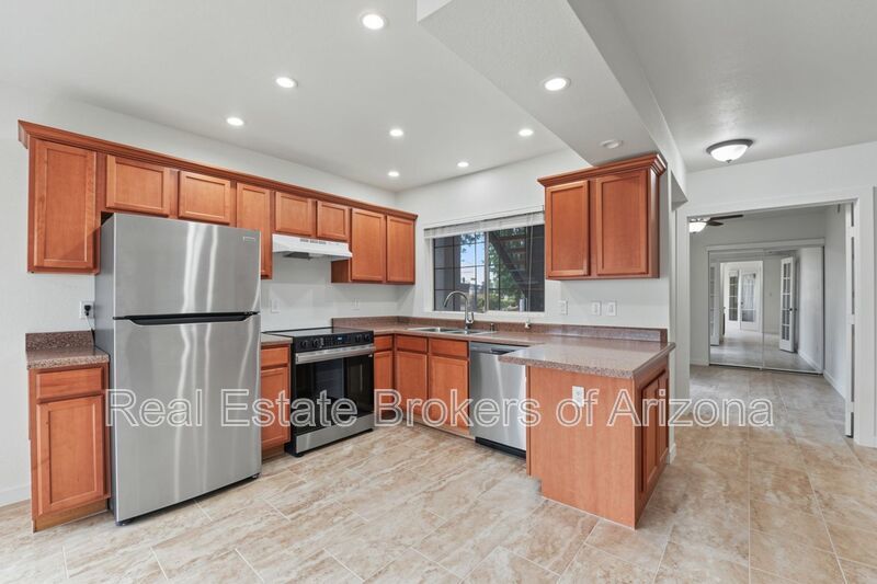 Beautifully Remodeled 3 Bed/2 Bath Condo in Lush Crestview Chateaux – Chandler property image