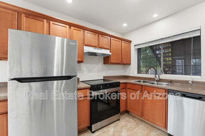Beautifully Remodeled 3 Bed/2 Bath Condo in Lush Crestview Chateaux – Chandler property image