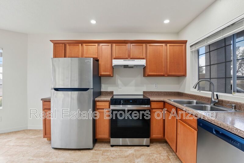 Beautifully Remodeled 3 Bed/2 Bath Condo in Lush Crestview Chateaux – Chandler property image