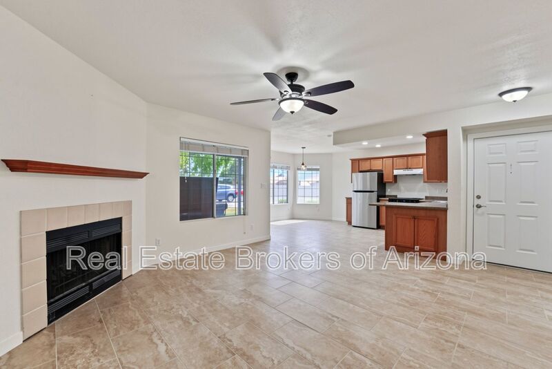 Beautifully Remodeled 3 Bed/2 Bath Condo in Lush Crestview Chateaux – Chandler property image