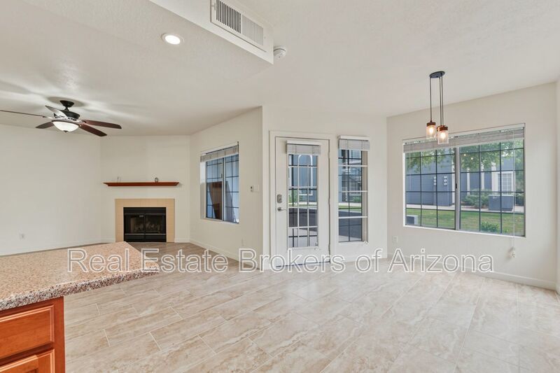 Beautifully Remodeled 3 Bed/2 Bath Condo in Lush Crestview Chateaux – Chandler property image