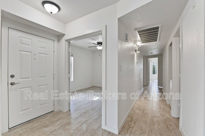 Beautifully Remodeled 3 Bed/2 Bath Condo in Lush Crestview Chateaux – Chandler property image