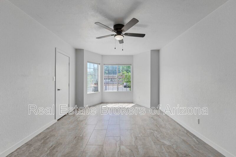 Beautifully Remodeled 3 Bed/2 Bath Condo in Lush Crestview Chateaux – Chandler property image