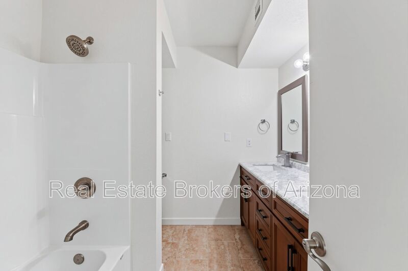 Beautifully Remodeled 3 Bed/2 Bath Condo in Lush Crestview Chateaux – Chandler property image
