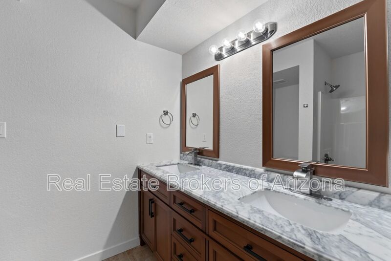 Beautifully Remodeled 3 Bed/2 Bath Condo in Lush Crestview Chateaux – Chandler property image