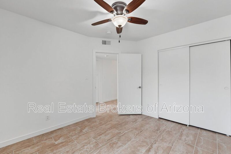 Beautifully Remodeled 3 Bed/2 Bath Condo in Lush Crestview Chateaux – Chandler property image