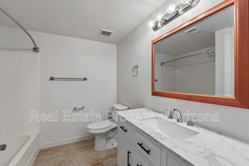 Beautifully Remodeled 3 Bed/2 Bath Condo in Lush Crestview Chateaux – Chandler property image