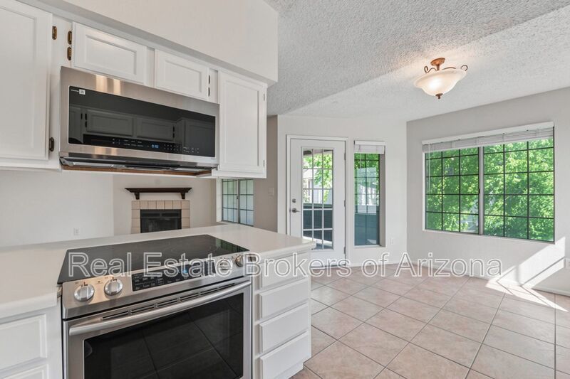 Charming 3 Bed/2 Bath in the Lush Crestview Chateaux Community property image