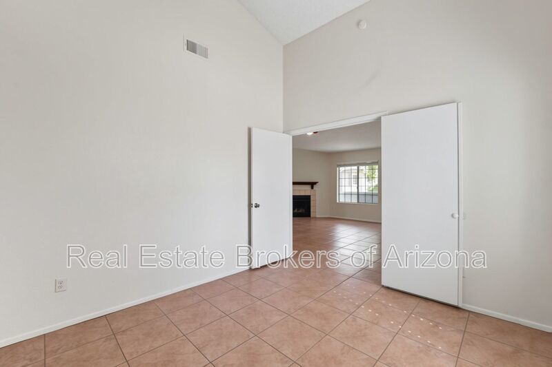 Charming 3 Bed/2 Bath in the Lush Crestview Chateaux Community property image