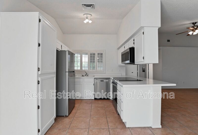 Charming 3 Bed/2 Bath in the Lush Crestview Chateaux Community property image