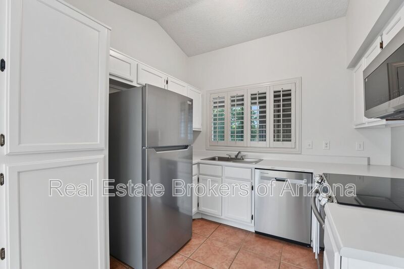 Charming 3 Bed/2 Bath in the Lush Crestview Chateaux Community property image