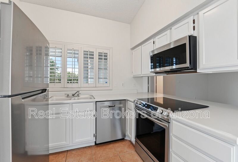 Charming 3 Bed/2 Bath in the Lush Crestview Chateaux Community property image