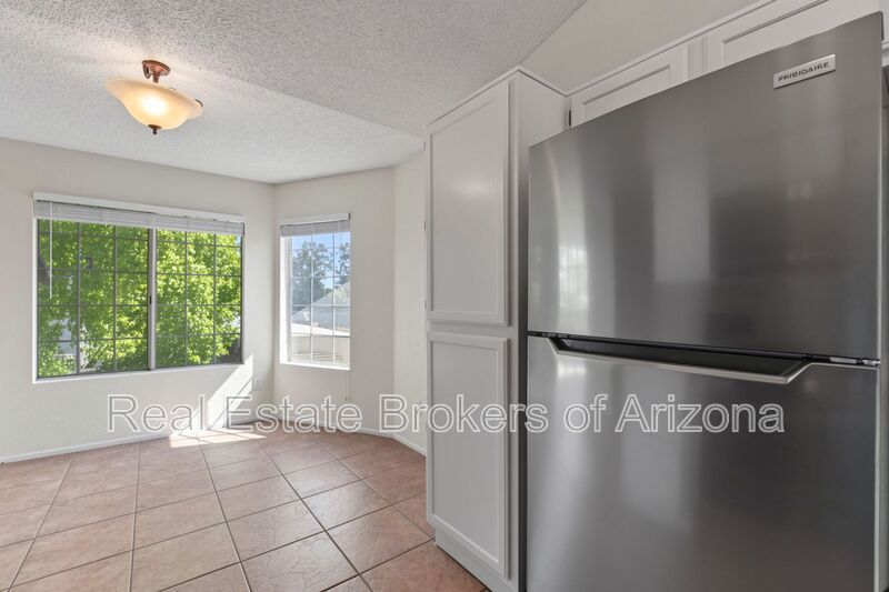 Charming 3 Bed/2 Bath in the Lush Crestview Chateaux Community property image
