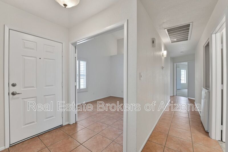 Charming 3 Bed/2 Bath in the Lush Crestview Chateaux Community property image