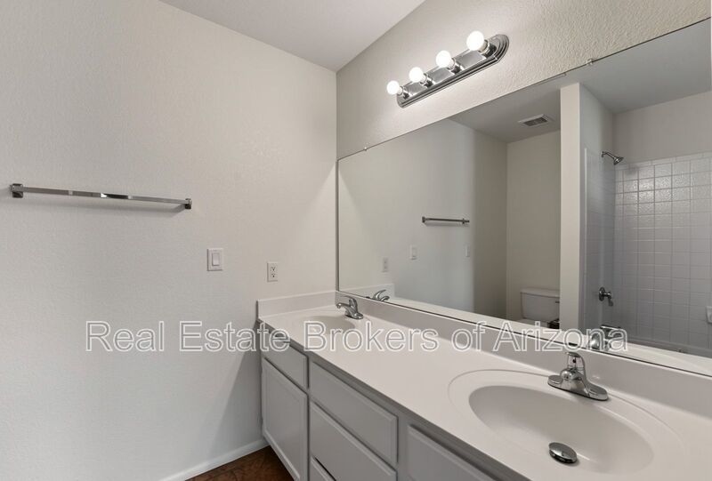 Charming 3 Bed/2 Bath in the Lush Crestview Chateaux Community property image