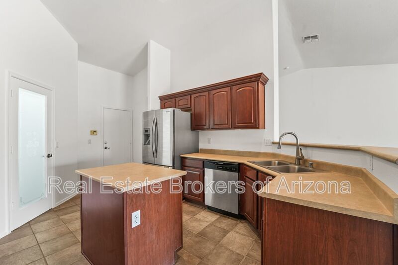 Oversized Lot + Dual Garages! 3 Bed + Den in Mountain Vista property image